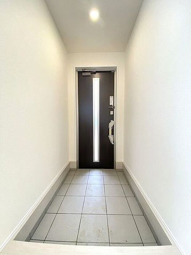 窓から光の入る明るい玄関で、家族やお客様をお迎えできます。