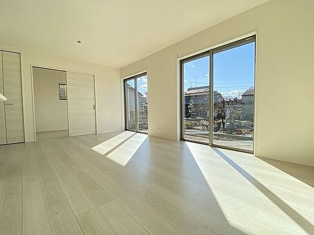 大きな窓から採光もしっかり取り入れられ、ご家族がゆっくりくつろぐ事ができる明るい温かみのあるリビング♪