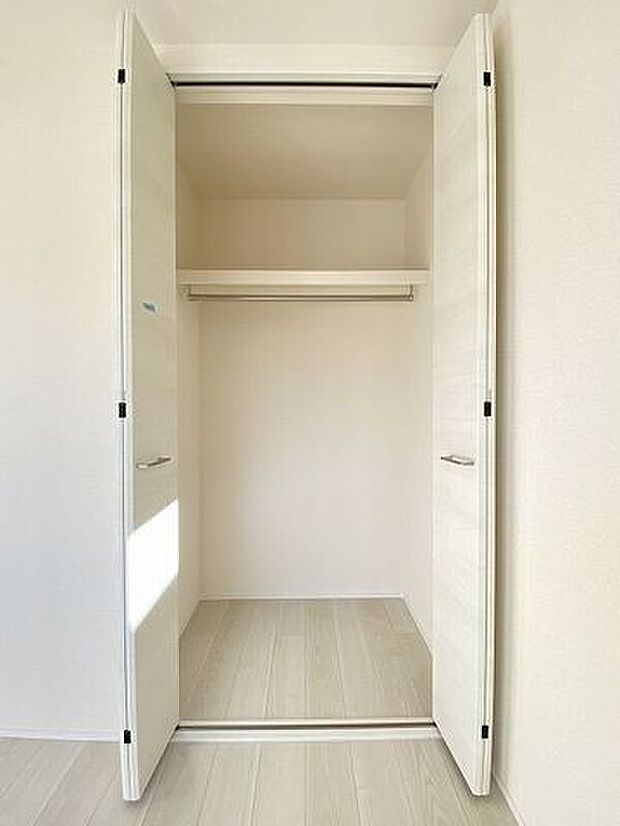 1階にある収納は来客用の座布団やお昼寝用のお布団、リビングで使うものなどが収納でき大変重宝!