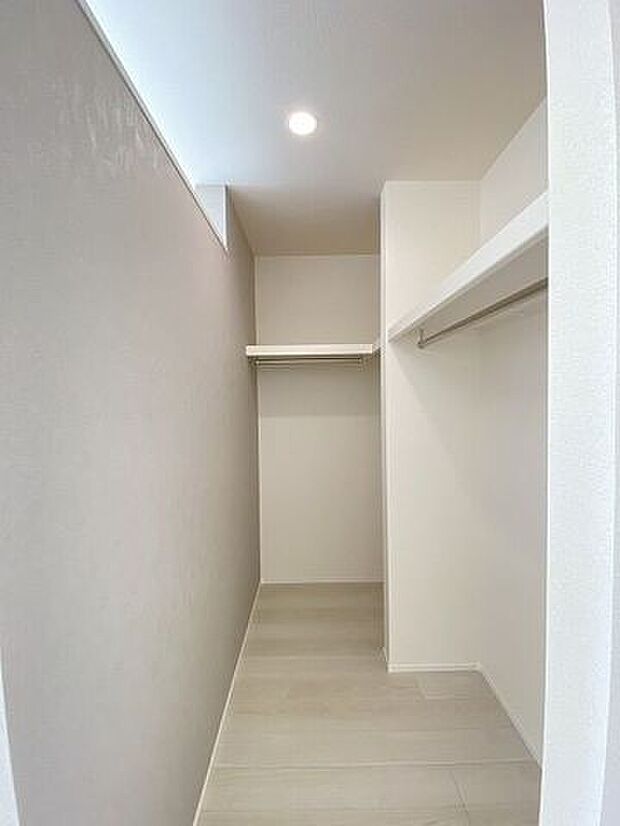 うれしいウォークinクローゼット!ハンガーパイプも付いているので大切な衣料をすっきり片付けられますね♪