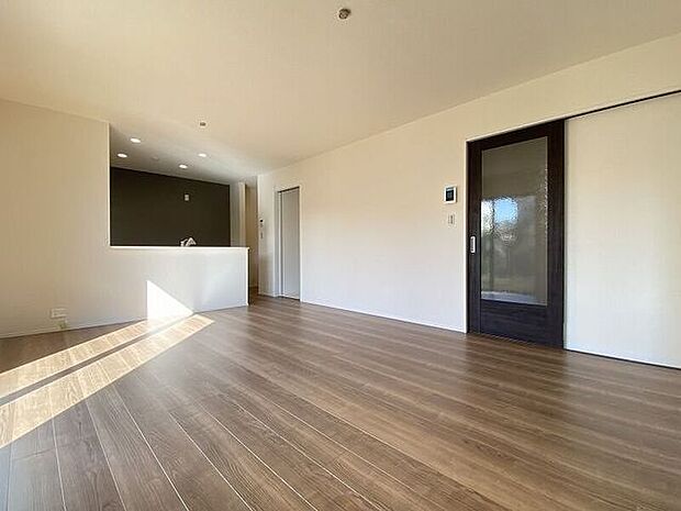 キッチンとリビングダイニングを隔てるものがなく広々としたリビング!ご家族とのコミュニケーションもとりやすくなっています。