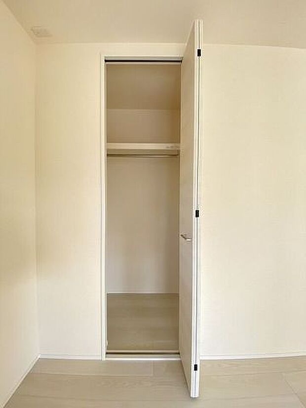 1階にある収納は来客用の座布団やお昼寝用のお布団、リビングで使うものなどが収納でき大変重宝!