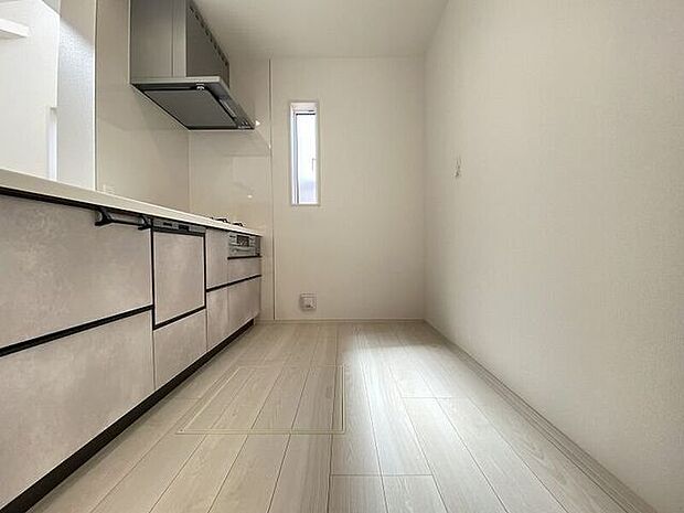 ゆとりのサイズを確保し、ひとりだけでなくお子様や旦那様と一緒にキッチンに立つのに快適なスペース♪