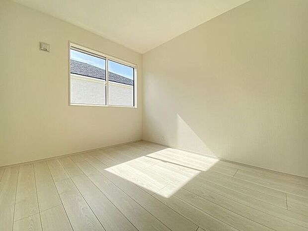 明るい洋室はお子様のお部屋としても良いですね!