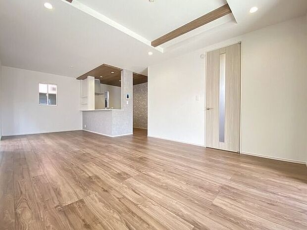 開放感あふれる空間の中、ご家族とコミュニケーションを取りながら楽しくキッチンで家事をこなせます。