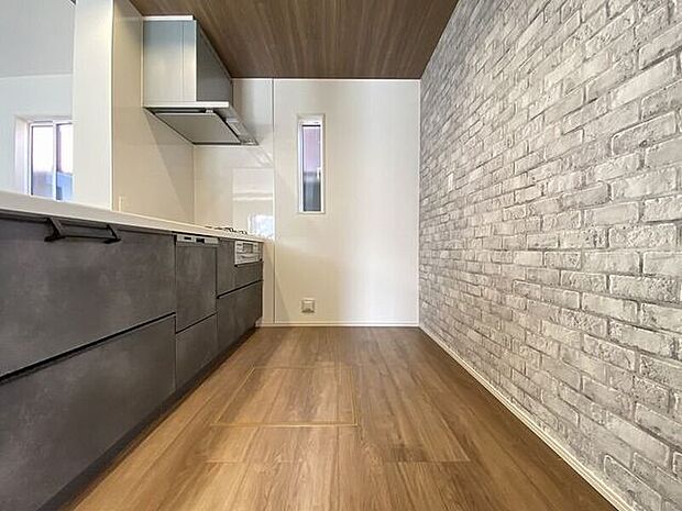 ゆとりのサイズを確保し、ひとりだけでなくお子様や旦那様と一緒にキッチンに立つのに快適なスペース♪