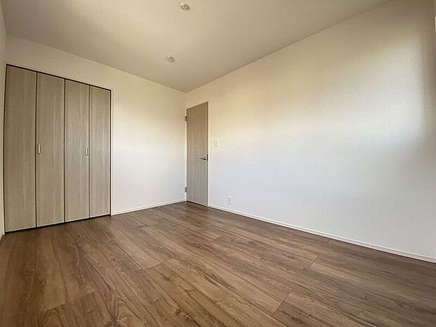 収納豊富な明るい洋室はお子様のお部屋としても良いですね♪