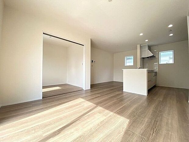 南側からたっぷりの陽が差し込む明るい空間は居心地が良く、ご家族が集まるくつろぎスペース♪