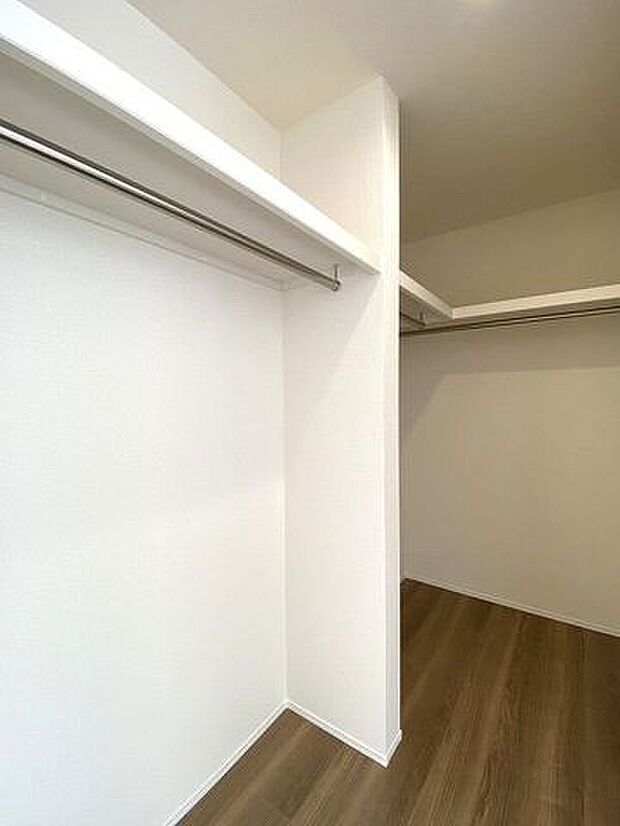 うれしいウォークinクローゼット!ハンガーパイプも付いているので大切な衣料をすっきり片付けられますね♪