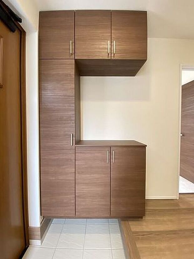 収納力に優れたシューズボックスには、季節のお花や思い出の写真を飾ることができるスペース付き♪