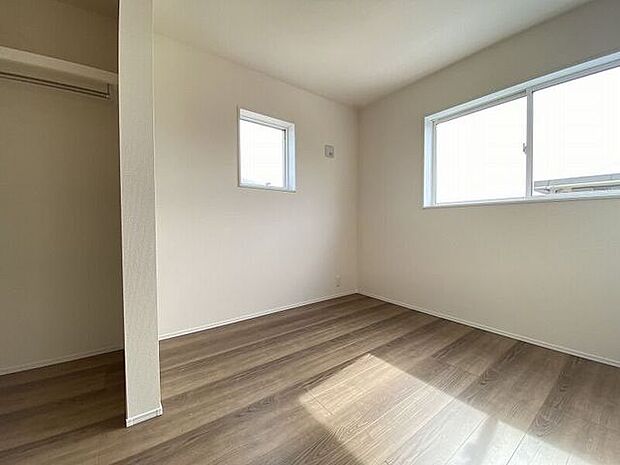 シンプルに作られた洋室は、自分好みのインテリアでコーディネイトし癒しの空間作りに最適です♪