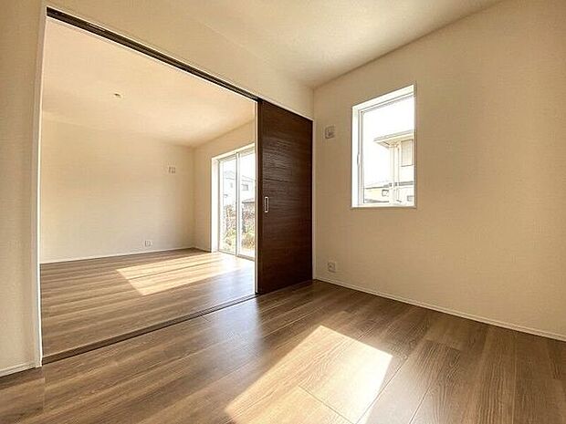 リビングから目が届く洋室は、お子様の遊び部屋・お昼寝スペースとして使うのもオススメです♪