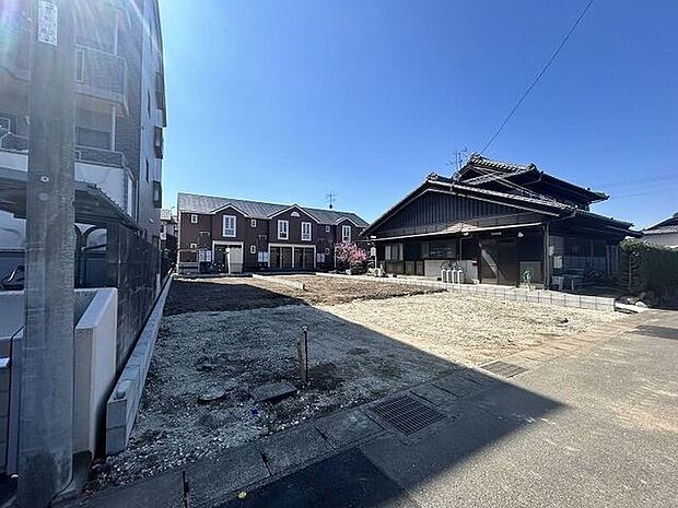 完成前の物件に限り、カラー選択やオプション工事 などのサービス特典が受けられる場合がございます。詳しくお知りになりたい方はお気軽にお問合せください。