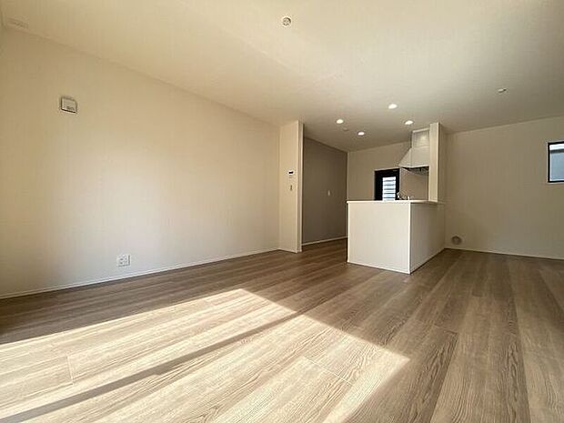 大きな窓から採光もしっかり取り入れられ、ご家族がゆっくりくつろぐ事ができる明るい温かみのあるリビング♪