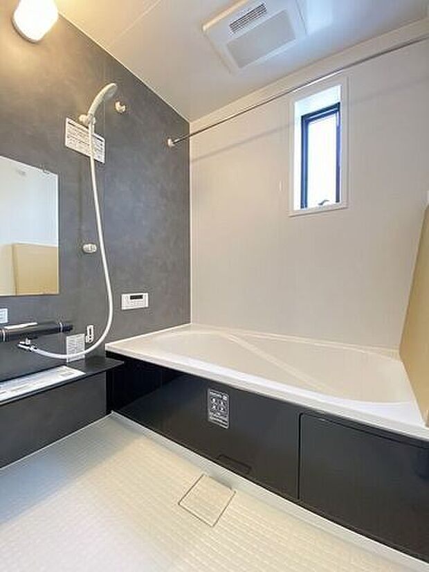 落ち着いた雰囲気の浴室にはゆったりと1日の疲れを癒す事のできる大きなバスタブ♪帰りが遅いご家族も気持ちよく入浴頂ける追炊き機能など設備も整っています。