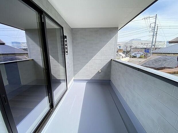 洋室から出入り可能なインナーバルコニーです。洗濯物のお片付けなど、とっても便利ですね。