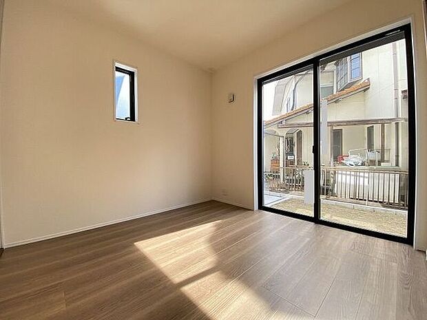 階段の上り下りの負担のない1階の洋室は、幅広い世代に優しいお部屋です。