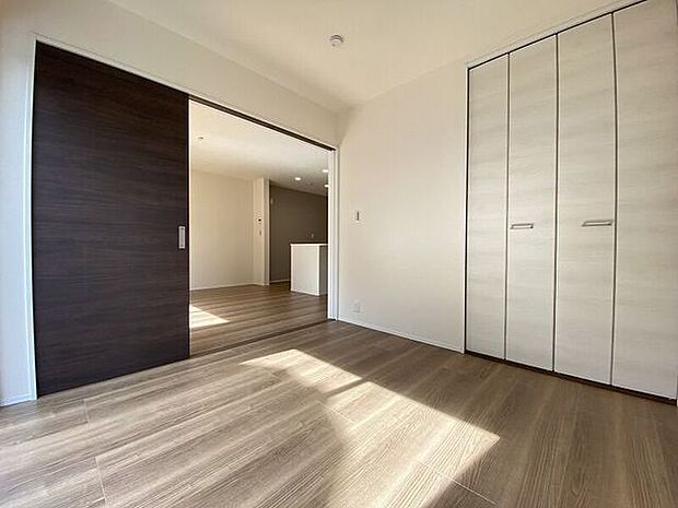 リビングから目が届く洋室は、お子様の遊び部屋・お昼寝スペースとして使うのもオススメです♪