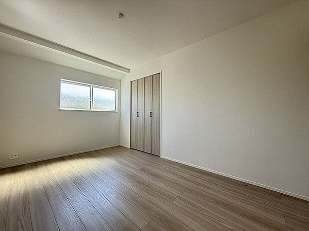 シンプルに作られた洋室は、自分好みのインテリアでコーディネイトし癒しの空間作りに最適です♪