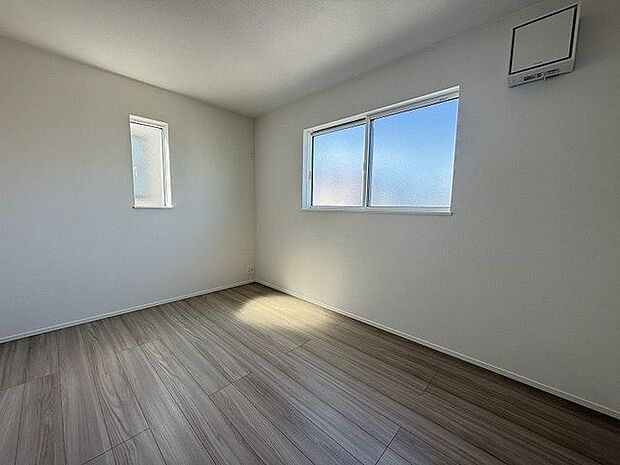 明るい洋室はお子様のお部屋としても良いですね!