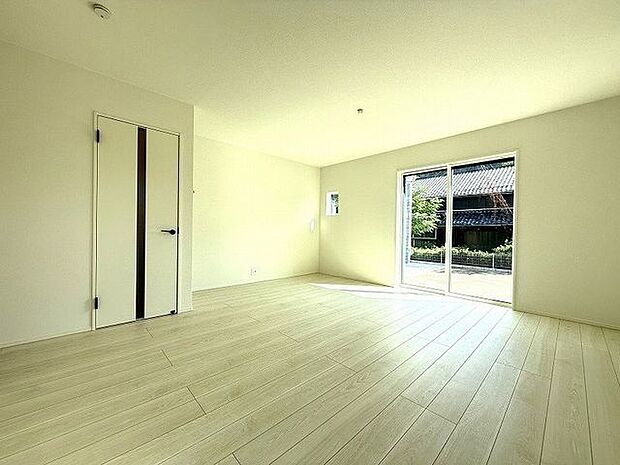 南側からたっぷりの陽が差し込む明るい空間は居心地が良く、ご家族が集まるくつろぎスペース♪