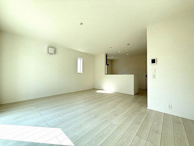 キッチンとリビングダイニングを隔てるものがなく広々としたリビング!ご家族とのコミュニケーションもとりやすくなっています。