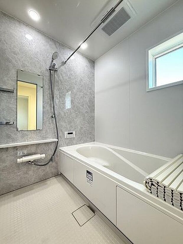 手足を伸ばしてゆったりと入ることのできる大きなバスタブ♪肩までしっかりと浸かれば心身ともにリラックス♪