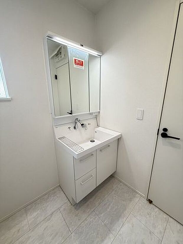 使いやすくお掃除もしやすい大きな洗面ボウル!三面鏡の裏側にある収納スペースは化粧品や洗面小物などを収納できすっきり♪