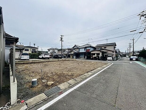 完成前の物件に限り、カラー選択やオプション工事 などのサービス特典が受けられる場合がございます。詳しくお知りになりたい方はお気軽にお問合せください。