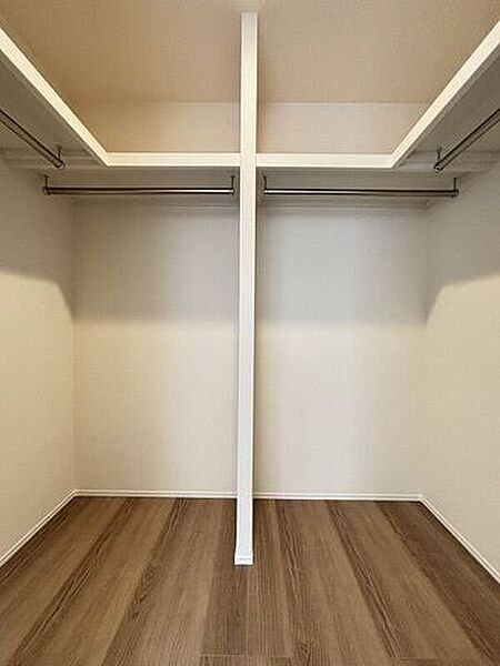 うれしいウォークinクローゼット！ハンガーパイプも付いているので大切な衣料をすっきり片付けられますね♪