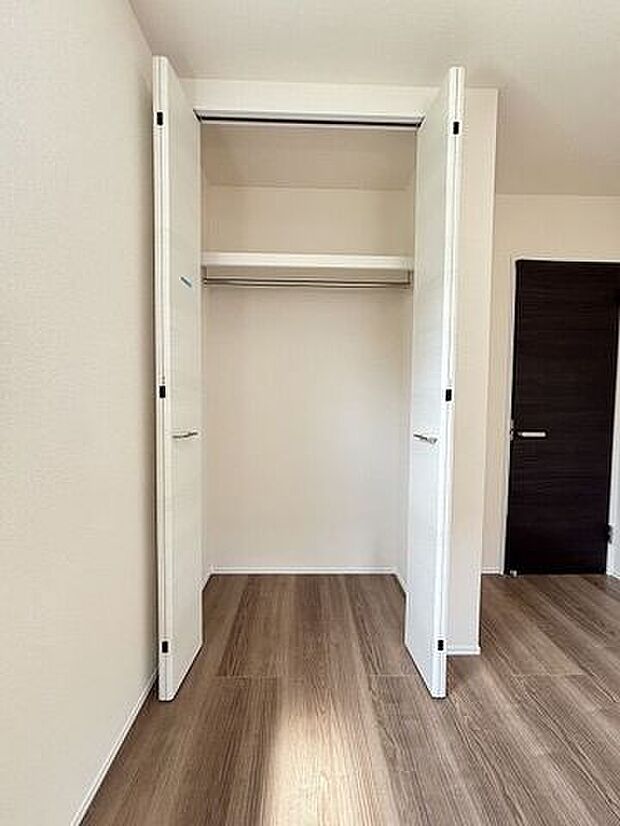 棚とハンガーパイプが設置され収納しやすく、大きな荷物も収納できます！