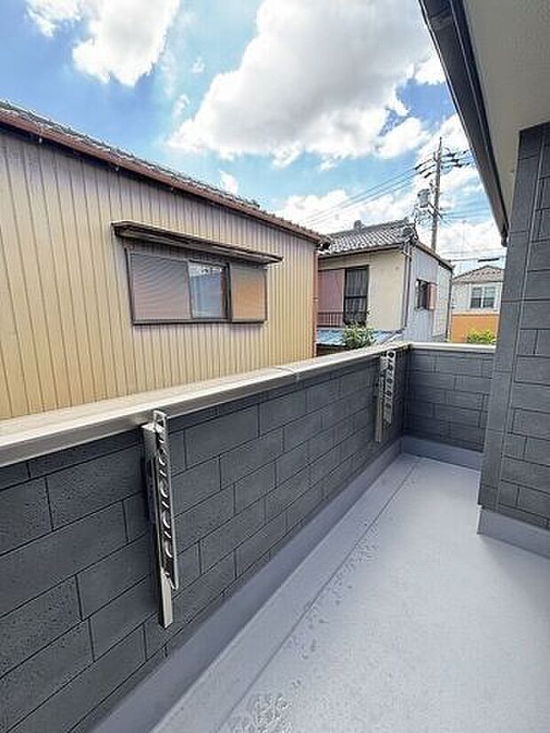 洋室から出入り可能なインナーバルコニーです。洗濯物のお片付けなど、とっても便利ですね。