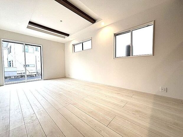 南側からたっぷりの陽が差し込む明るい空間は居心地が良く、ご家族が集まるくつろぎスペース♪