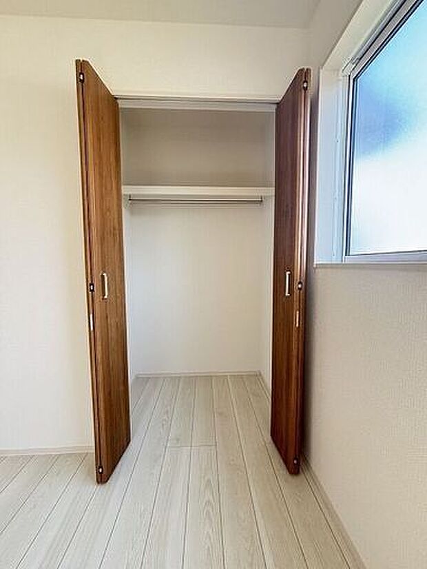 居室にそれぞれクローゼットが設けられていますので、お部屋はすっきり片付き、本来の広さでお使いいただけます。整然としたお部屋で過ごすのは気持ちがいいものですね。