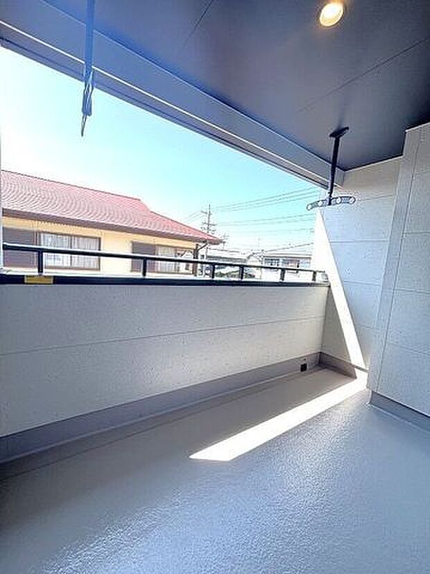 広々としたインナーバルコニーで、突然の雨でも洗濯物が濡れにくいです☆