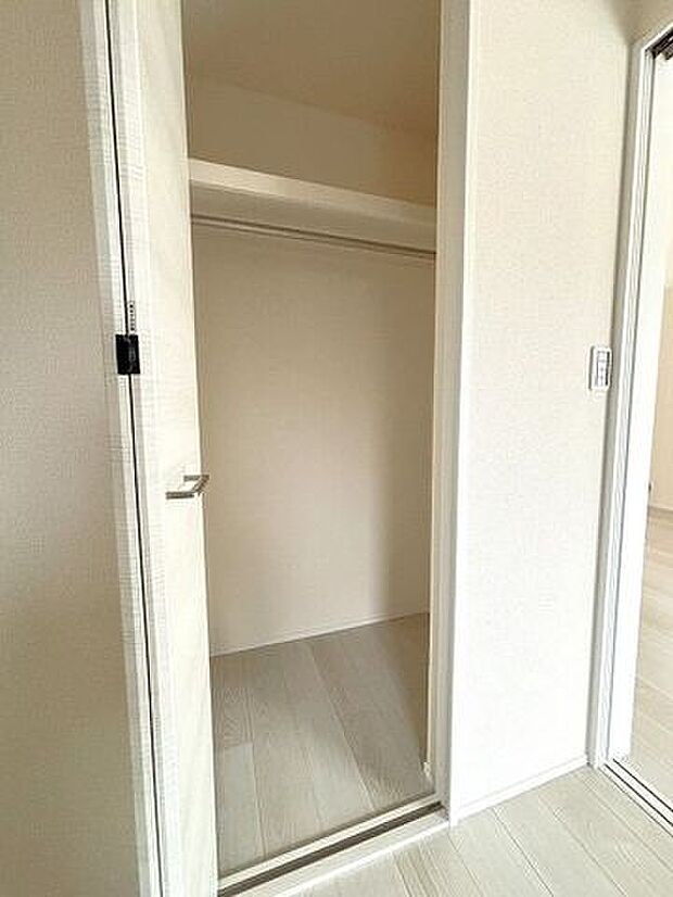 1階にある収納は来客用の座布団やお昼寝用のお布団、リビングで使うものなどが収納でき大変重宝!
