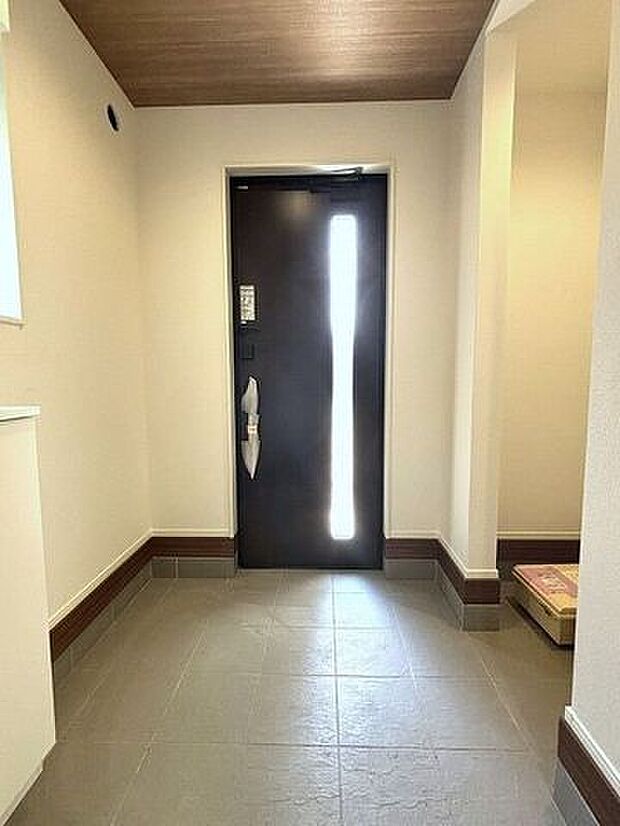 窓から光の入る明るい玄関で、家族やお客様をお迎えできます。
