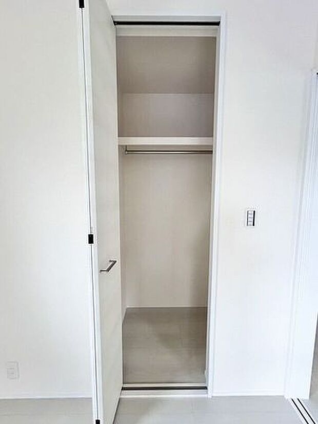 1階にある収納は来客用の座布団やお昼寝用のお布団、リビングで使うものなどが収納でき大変重宝！