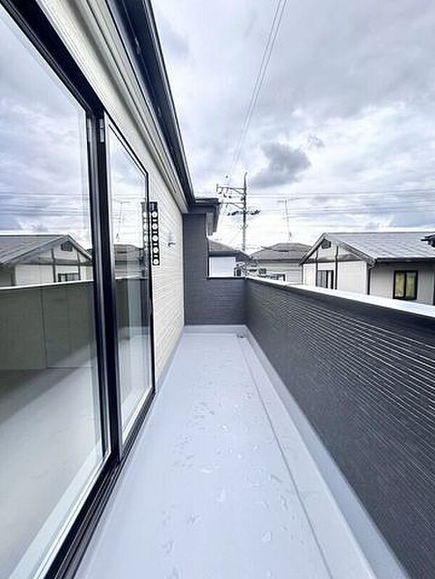 晴れた日には洗濯物はもちろん、お布団もしっかり干せますね。