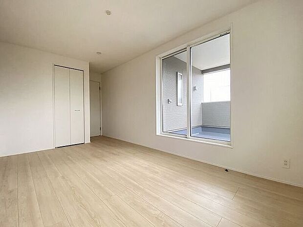 バルコニーに出られる大きな窓がある明るいお部屋♪