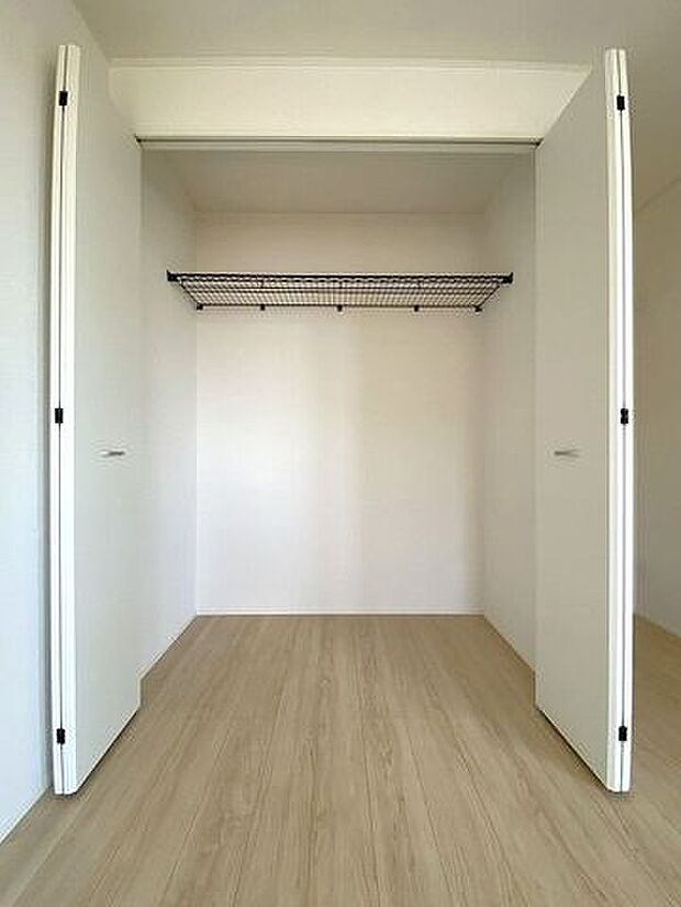 居室にそれぞれクローゼットが設けられています!お部屋はすっきり片付き本来の広さでお使いいただけます♪整然としたお部屋で過ごすのは気持ちがいいものですね。