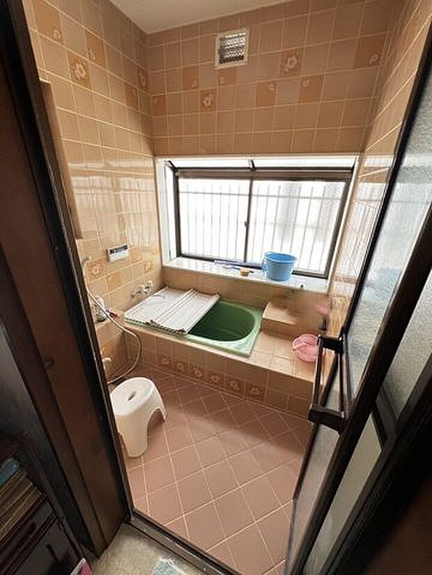 【浴室】窓付きのバスルームは、採光もあり明るく気持ちの良い空間です。窓があることで、換気環境も良好。掃除もスムーズに出来ます。