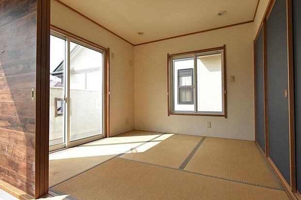 【和室】大きな窓から光が入り、心地いい和室です。お昼寝や遊び場、作業スペース、家事スペース等、幅広く活用することができます。