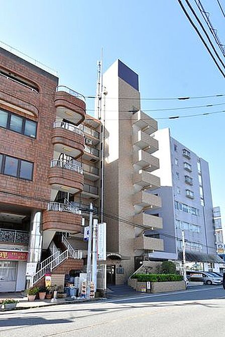 タイル貼りの重厚感ある外観が特徴のマンションです。2018年に大規模修繕工事を実施済みで、良好な管理状態が保たれています。エントランスはオートロック完備でセキュリティ面も安心です。