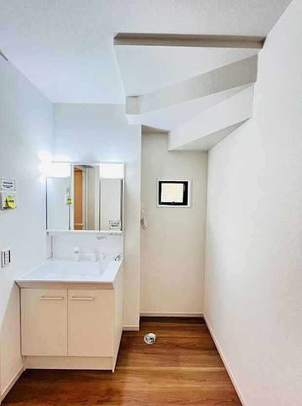 角度を自由に変えられる三面鏡。鏡の裏はすべて収納スペースになっています。