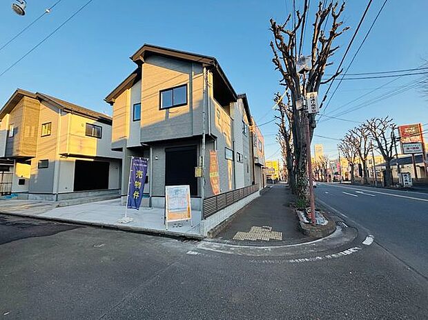 2方向が道路に面した角地につき、圧迫感がなく、陽当り・通風ともに良好です。