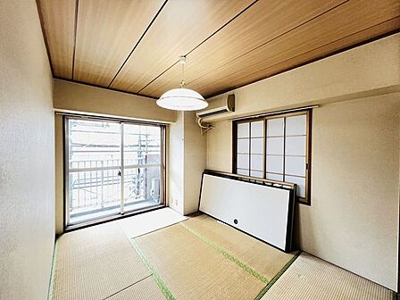 陽当たり良好で心地よい和室空間。畳の香りに包まれながら、家族の団らんや客間として、また寝室としても多目的に活用できます。バルコニーに面した大きな窓が開放感を演出し、心安らぐ穏やかな時間を育みます。
