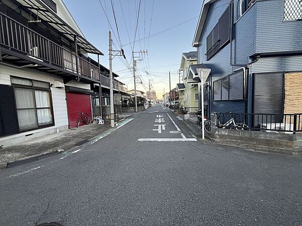 ストレスフリーな入出庫： 角地の隅切り（約3.08m）があるため、前面道路からの車の出し入れもスムーズです。