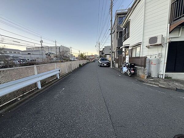 角地のため隣地との圧迫感が少なく、実際以上の広さを実感できます。