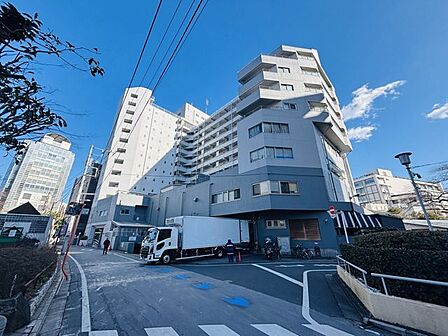 街並みに調和しながらも、存在感を放つ気品ある外観デザイン。